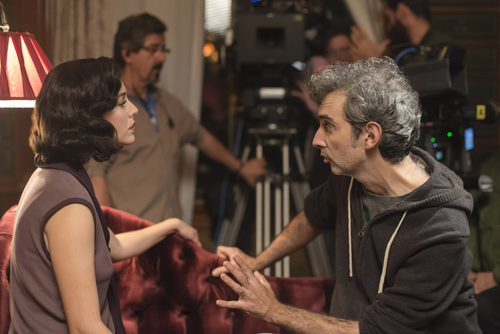 Blanca Suárez recibe indicaciones durante el rodaje de 'Las chicas del cable'