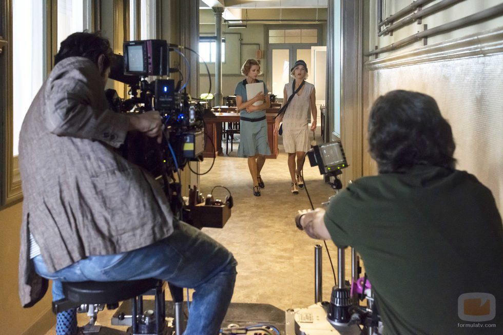Ana Fernández y Maggie Civantos grabando 'Las chicas del cable'