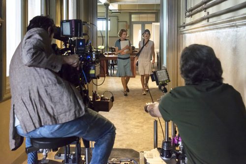 Ana Fernández y Maggie Civantos grabando 'Las chicas del cable'