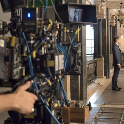 Yon González y Martín Rivas en el rodaje de 'Las chicas del cable'