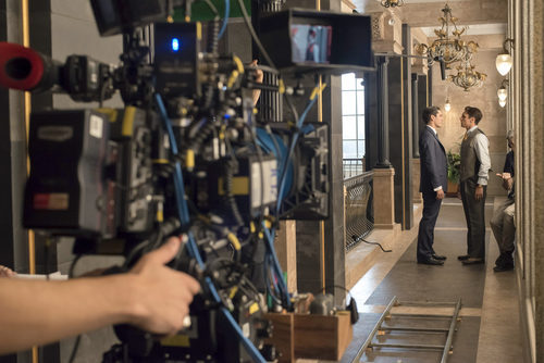 Yon González y Martín Rivas en el rodaje de 'Las chicas del cable'