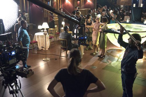 Ana Fernández y Blanca Suárez en el bar de 'Las chicas del cable'