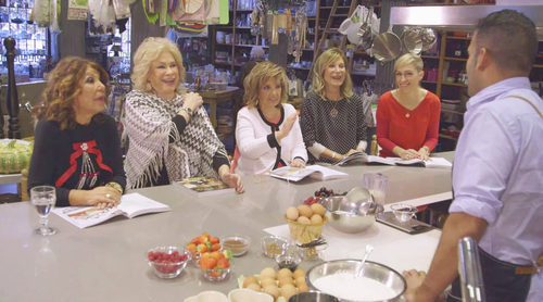 María Teresa Campos asiste a un curso de cocina en la séptima entrega de 'Las Campos'