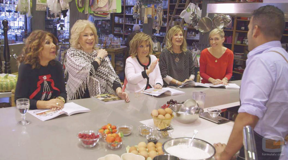 María Teresa Campos asiste a un curso de cocina en la séptima entrega de 'Las Campos'