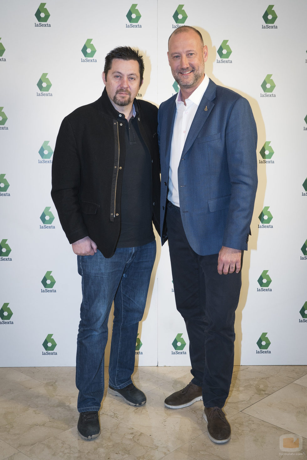 Pedro García Aguado posa junto con Ramón Campos en la presentación de 'Cazadores de Trolls'