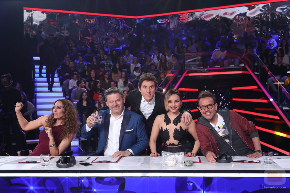 El jurado posa junto a Manel Fuentes en la tercera gala de 'Tu cara no me suena todavía'