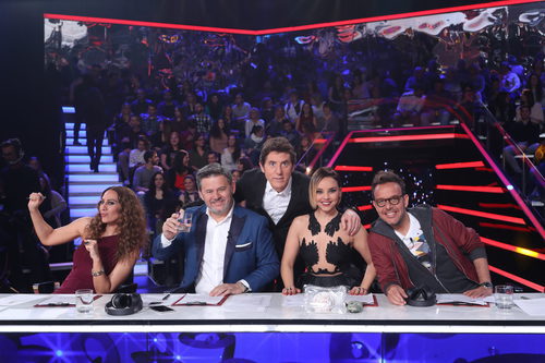 El jurado posa junto a Manel Fuentes en la tercera gala de 'Tu cara no me suena todavía'