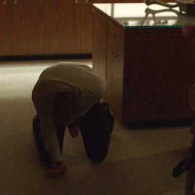 Alexander Skarsgard se retuerce de dolor en 'Big little Lies'