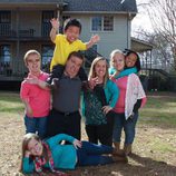 Los Johnston de '¡Menuda Familia!' frente a su casa