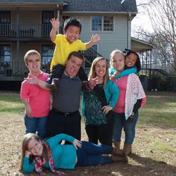 Los Johnston de '¡Menuda Familia!' frente a su casa