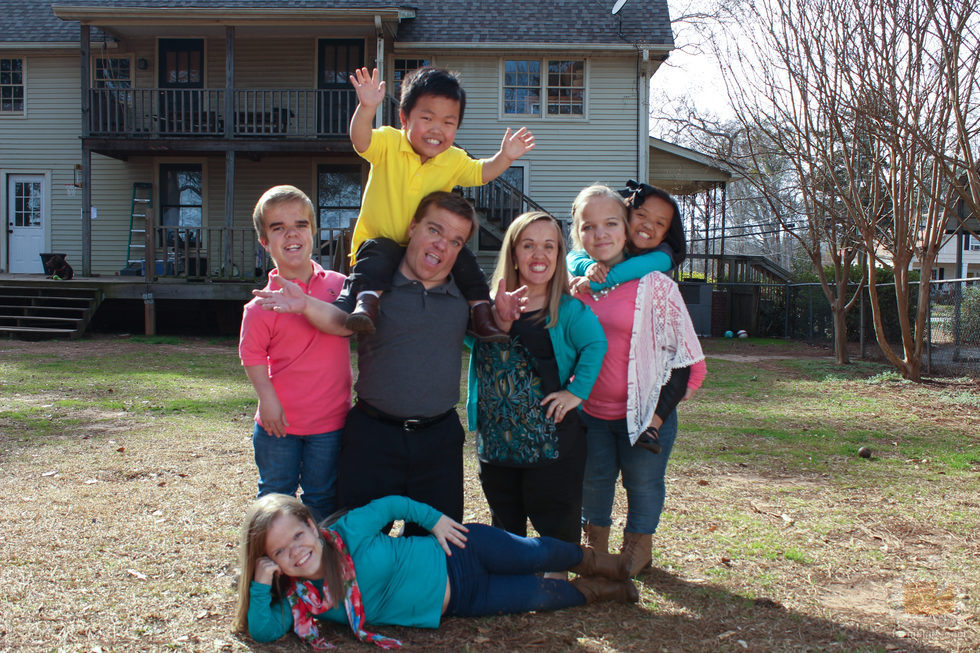 Los Johnston de '¡Menuda Familia!' frente a su casa
