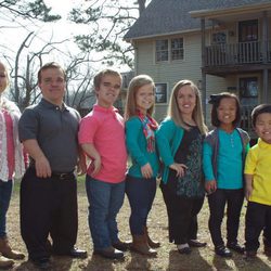 Trent y Amber Jonhston con sus hijos