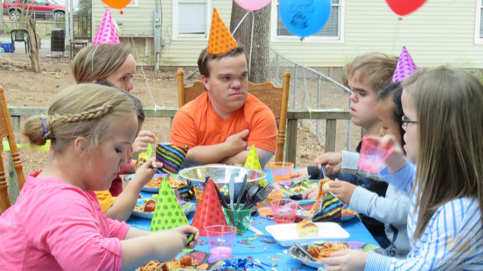 Los miembros de 'Menuda Familia' de fiesta