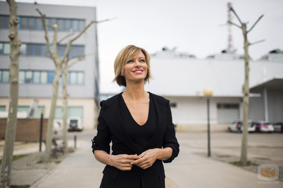 Susanna Griso mira al cielo en una de las nuevas fotos promocionales de 'Espejo público'