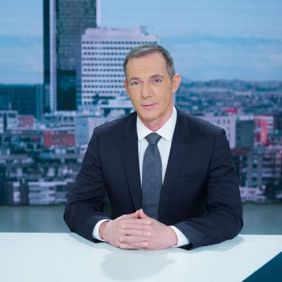 Hilario Pino posa sentado en su espacio informativo titulado 'Más vale tarde'
