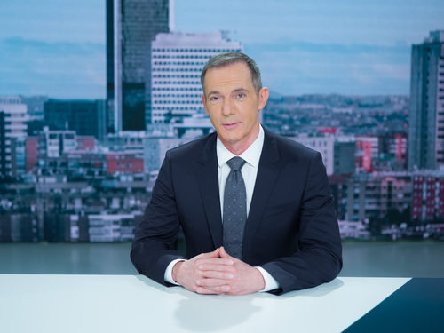 Hilario Pino posa sentado en su espacio informativo titulado 'Más vale tarde'