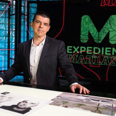 Manuel Marlasca posa para las fotos promocionales de 'Más vale tarde'