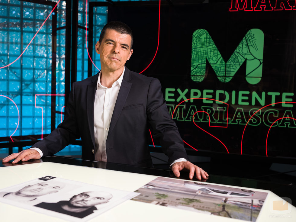 Manuel  Marlasca posa para las fotos promocionales de 'Más vale tarde'