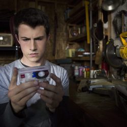 Clay Jensen encuentra una cinta de cassette en 'Por 13 razones' 