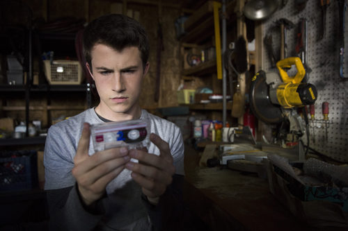 Clay Jensen encuentra una cinta de cassette en 'Por 13 razones' 