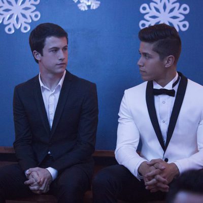 Clay Jensen y Jeff Atkins vestidos de traje en 'Por 13 razones'