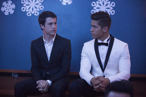 Clay Jensen y Jeff Atkins vestidos de traje en 'Por 13 razones'