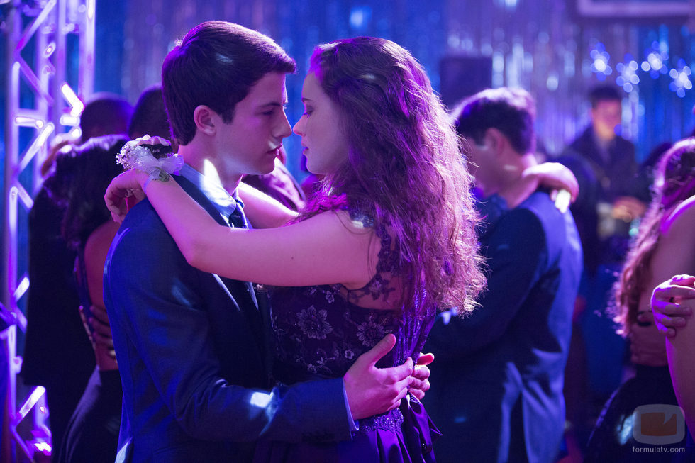 Clay Jensen y Hannah bailan juntos en 'Por 13 razones'