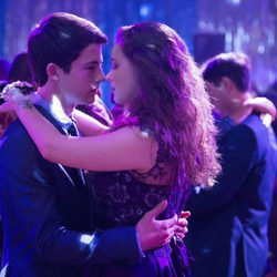 Clay Jensen y Hannah bailan juntos en 'Por 13 razones'