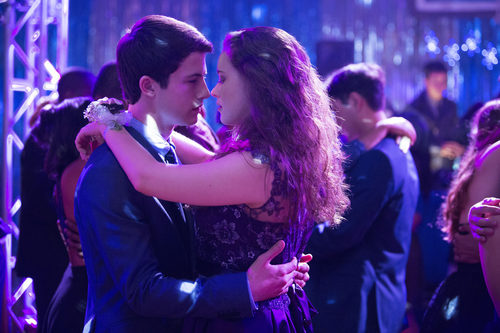 Clay Jensen y Hannah bailan juntos en 'Por 13 razones'