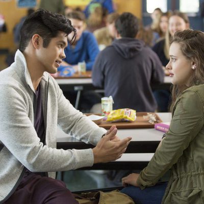 Zach y Hannah hablan en la serie 'Por 13 razones'