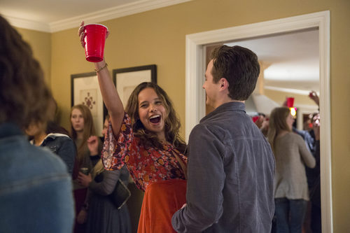  Jessica y Justin se divierten en una fiesta en 'Por 13 razones' 