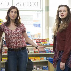 Mrs. Baker y Hannah se encuentran en el supermercado en 'Por 13 razones'