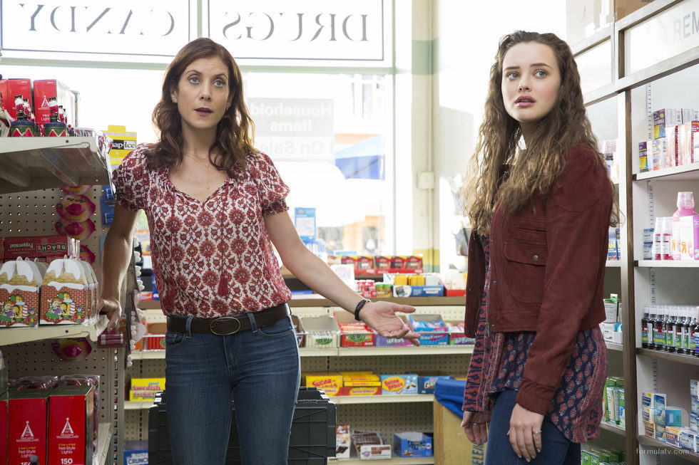 Mrs. Baker y Hannah se encuentran en el supermercado en 'Por 13 razones'