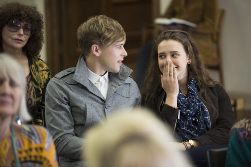 Ryan Shaver y Hannah se ríen en 'Por 13 razones' 