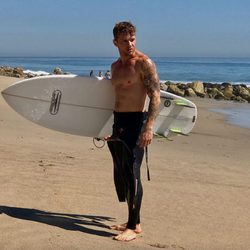 El actor Ryan Philippe aparece desnudo sujetando una tabla de surf en un lugar costero