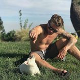 Ryan Philipe posa desnudo junto a un perro para People