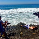 Ryan Philippe posa desnudo mientras las cámaras le graban en una zona costera