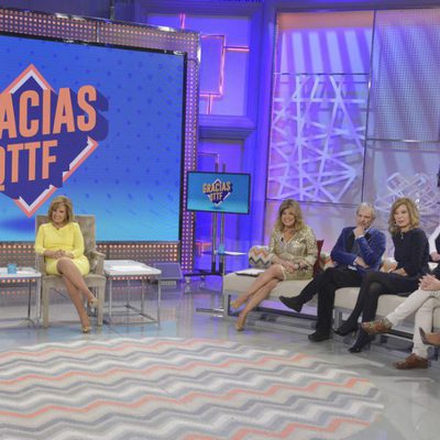 María Teresa Campos acompañada por el resto de colaboradores en el final de '¡Qué tiempo tan feliz!'