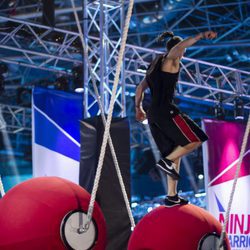 Un concursante en el puente giratorio de 'Ninja Warrior'