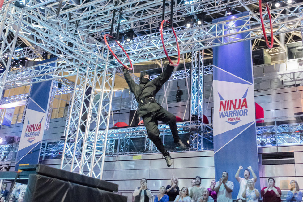 Un concursante de 'Ninja Warrior' demuestra sus habilidades físicas