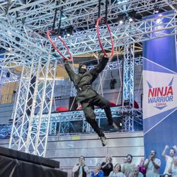 Un concursante de 'Ninja Warrior' demuestra sus habilidades físicas