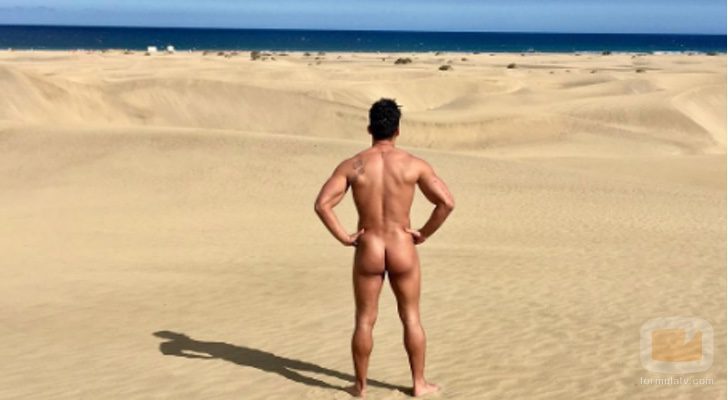 Alberto Santana de 'MYHYV' desnudo en la playa