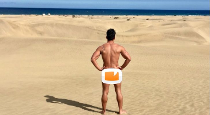 Alberto Santana de 'MYHYV' desnudo en la playa