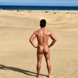 Alberto Santana de 'MYHYV' desnudo en la playa