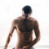 Nyle DiMarco posa desnudo con una toalla