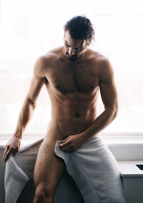 Nyle DiMarco posa desnudo con una toalla