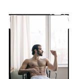 Nyle DiMarco, desnudo, enseña el paquete y mira por la ventana