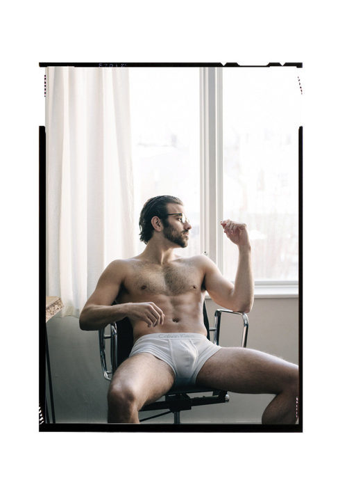 Nyle DiMarco, desnudo, enseña el paquete y mira por la ventana