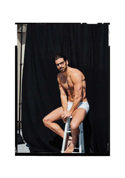 Nyle DiMarco se desnuda dejando poco a la maginación