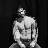 Nyle DiMarco posa desnudo y muestra su lado más sexy sentado en un taburete